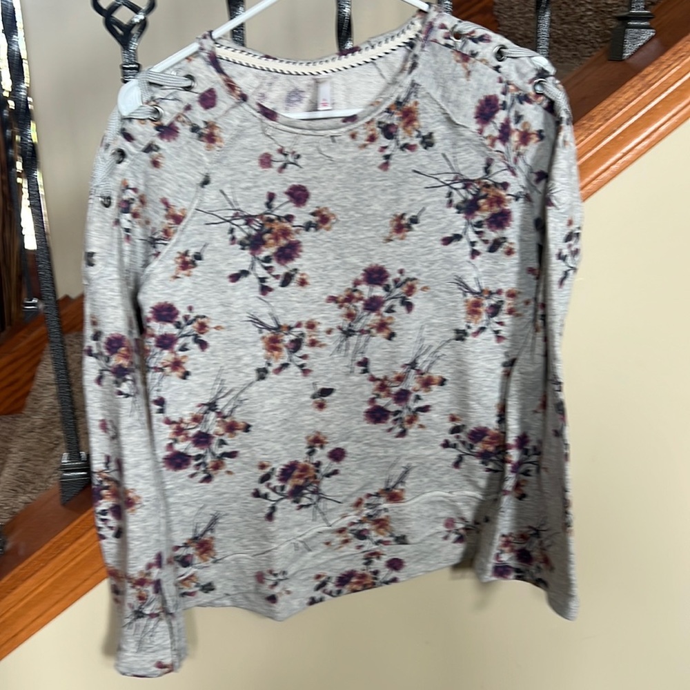 Xhileration size small floral sweatshirt